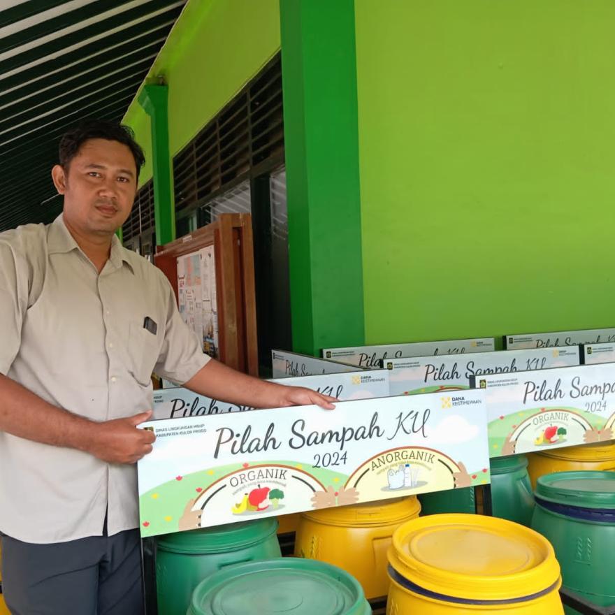 Bank Sampah Mandiri Sejahtera Terima Hibah Sarpras Dari Dinas lingkungan Hidup